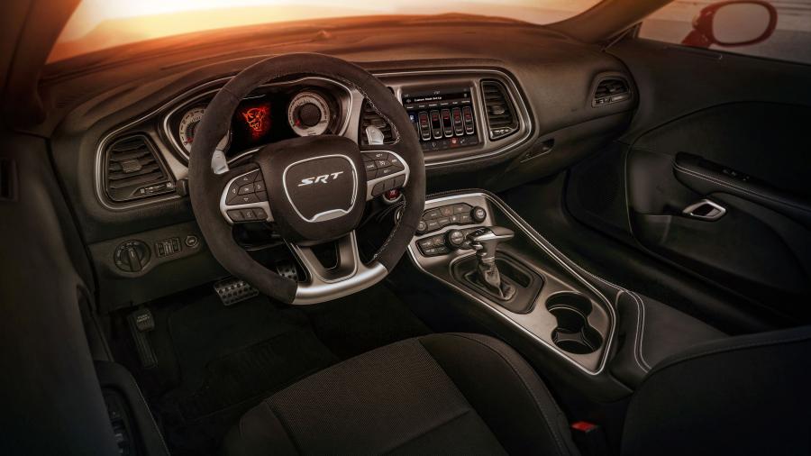 Интерьер Dodge Challenger SRT Demon 2017 года  (фото 159 из 181)
